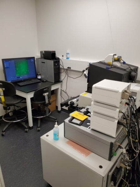 Ditlev lab personal microscope room. Computer screen depicts an image of phase separated droplets using Alexa488 dye.