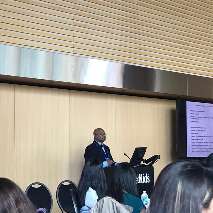 Dr. Palaniyar at the podium presenting to the Tamil TAMPA association