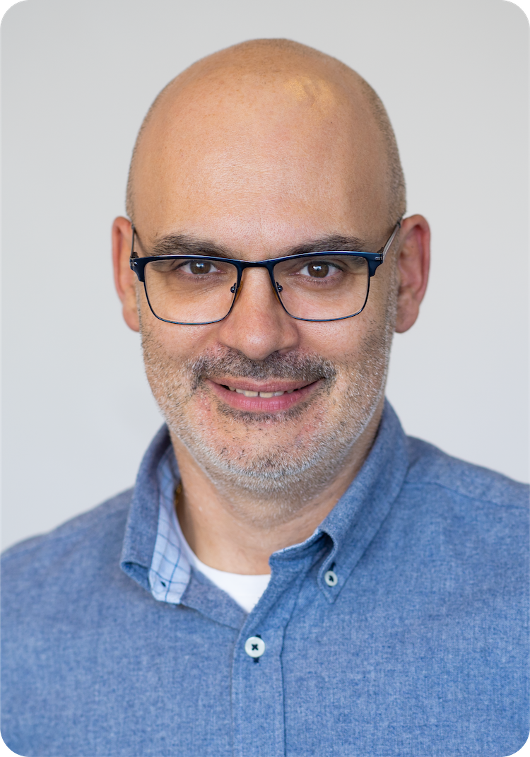 Headshot of Sergio Simoes.